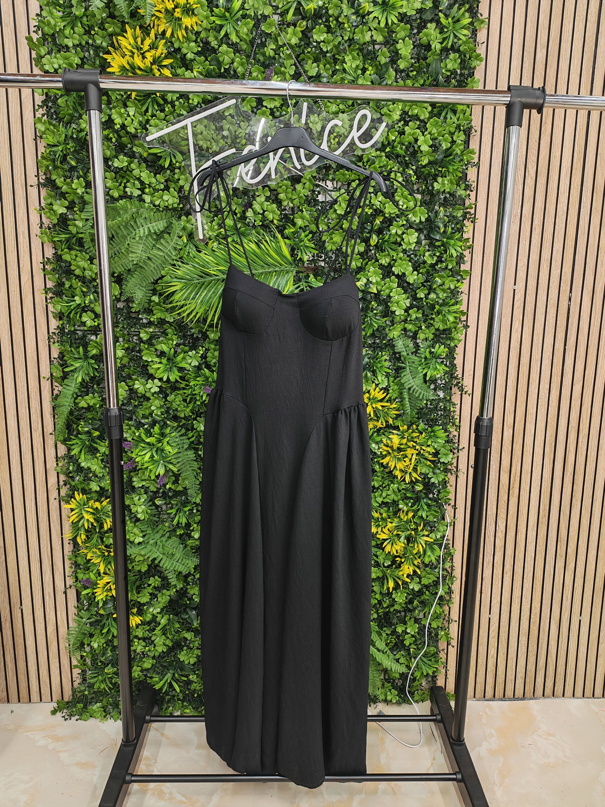 Abito Capri disponibile nei tre colori Nero, Bruciato e Beige