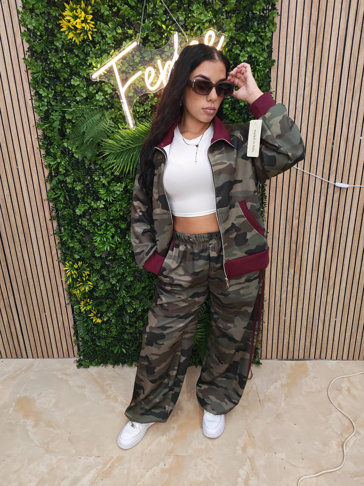 Tuta Mimetica – Set Jogging Camouflage con Bande Bordeaux