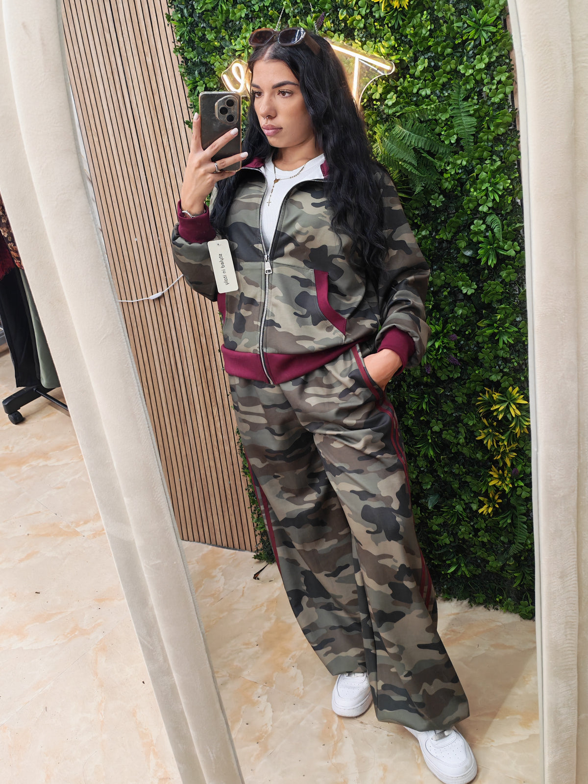 Tuta Mimetica – Set Jogging Camouflage con Bande Bordeaux