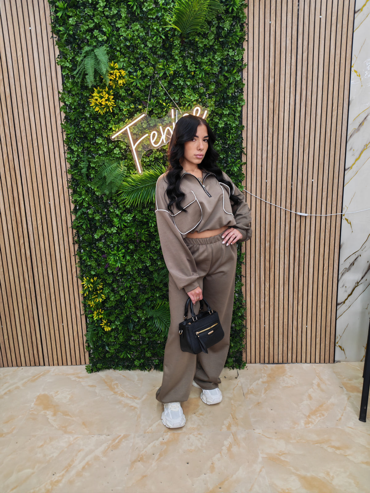 Completo Tokyo – Felpa Crop Half-Zip con Tasche e Pantalone