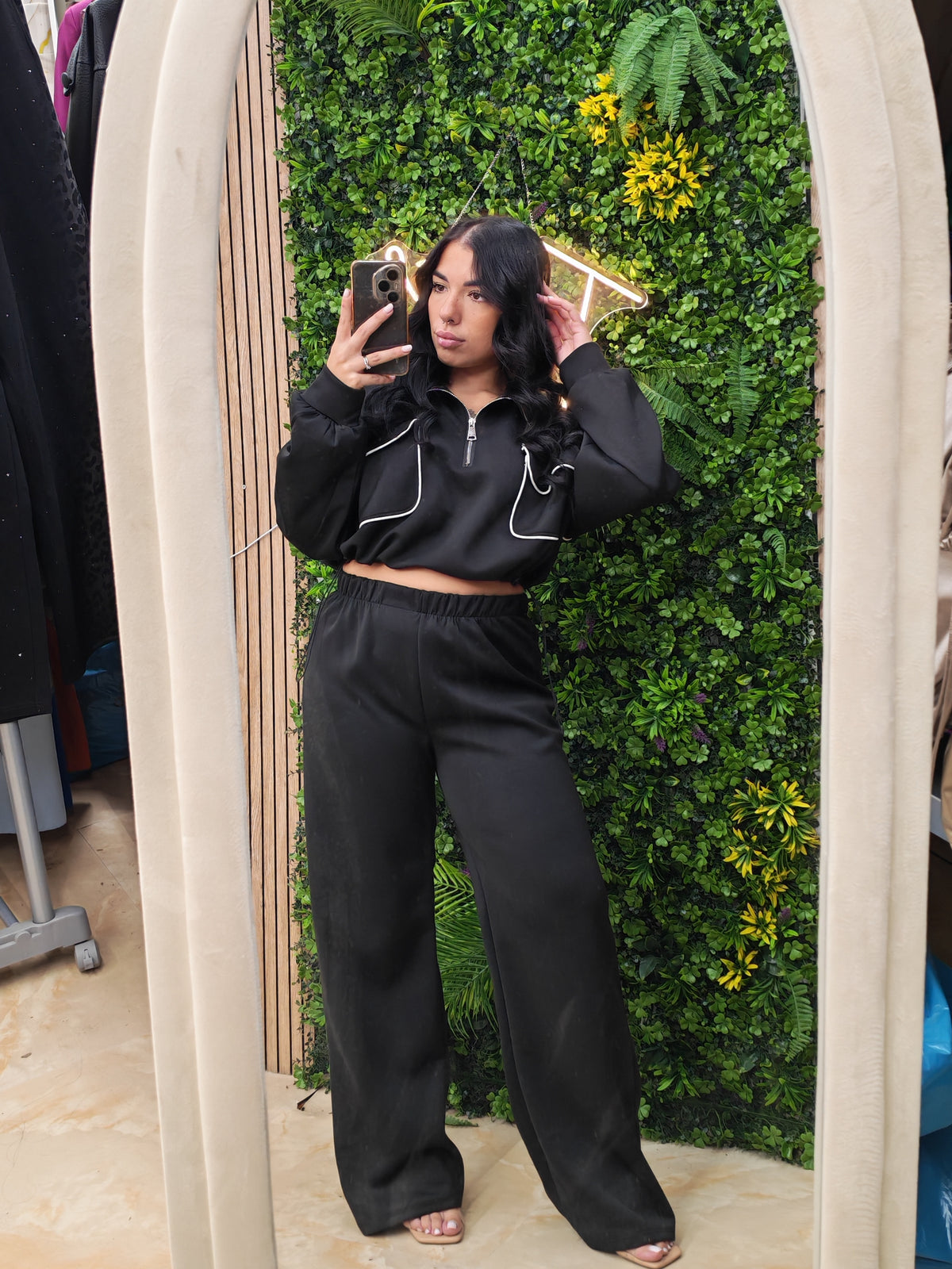 Completo Tokyo – Felpa Crop Half-Zip con Tasche e Pantalone