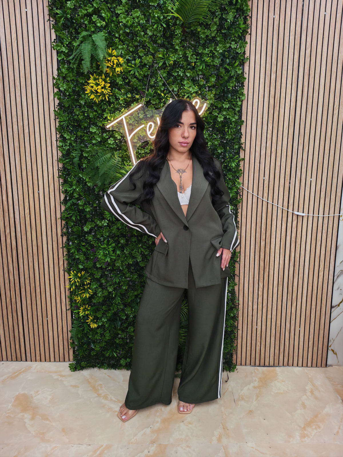 Completo Frida – Blazer e Pantalone Wide Leg con Banda Laterale