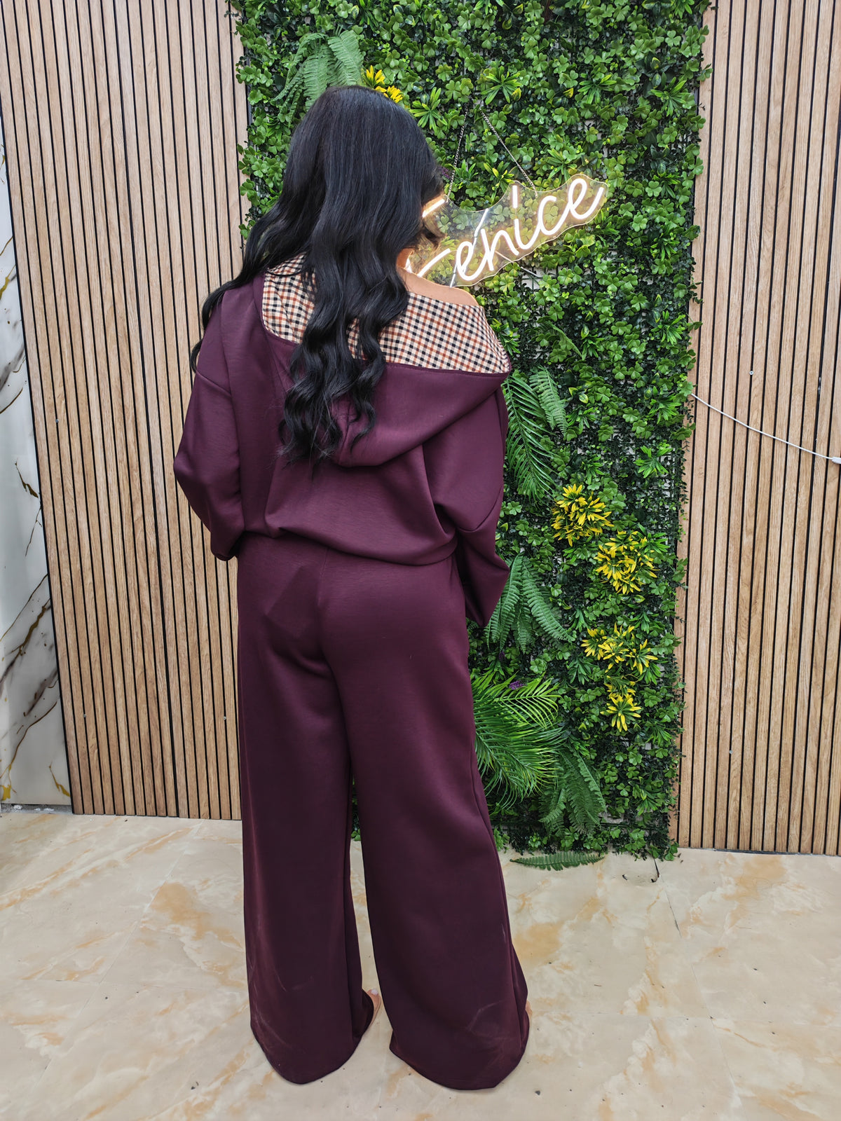 Tuta Silvia – Felpa Crop con Cappuccio e Pantalone Wide Leg