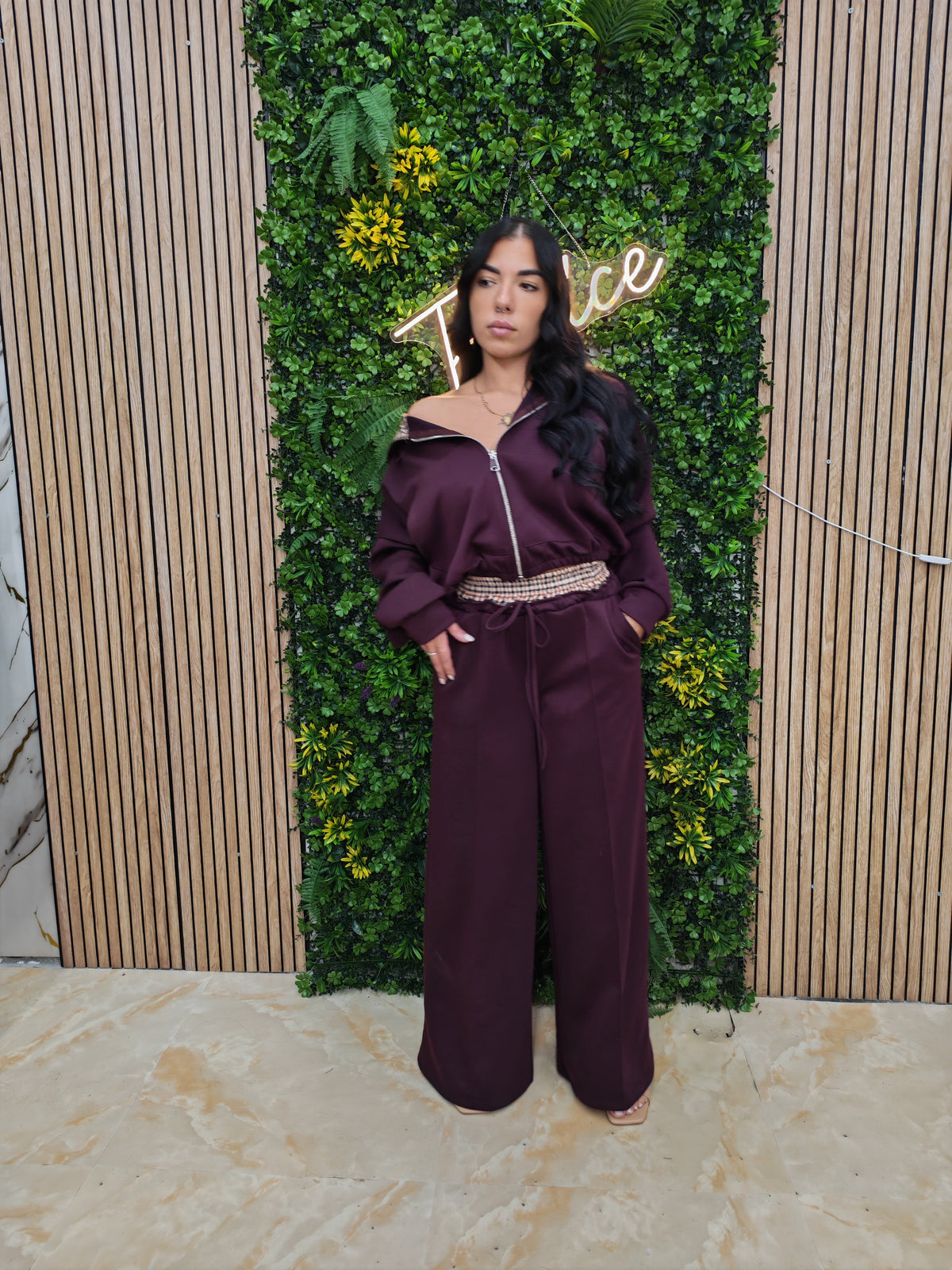 Tuta Silvia – Felpa Crop con Cappuccio e Pantalone Wide Leg