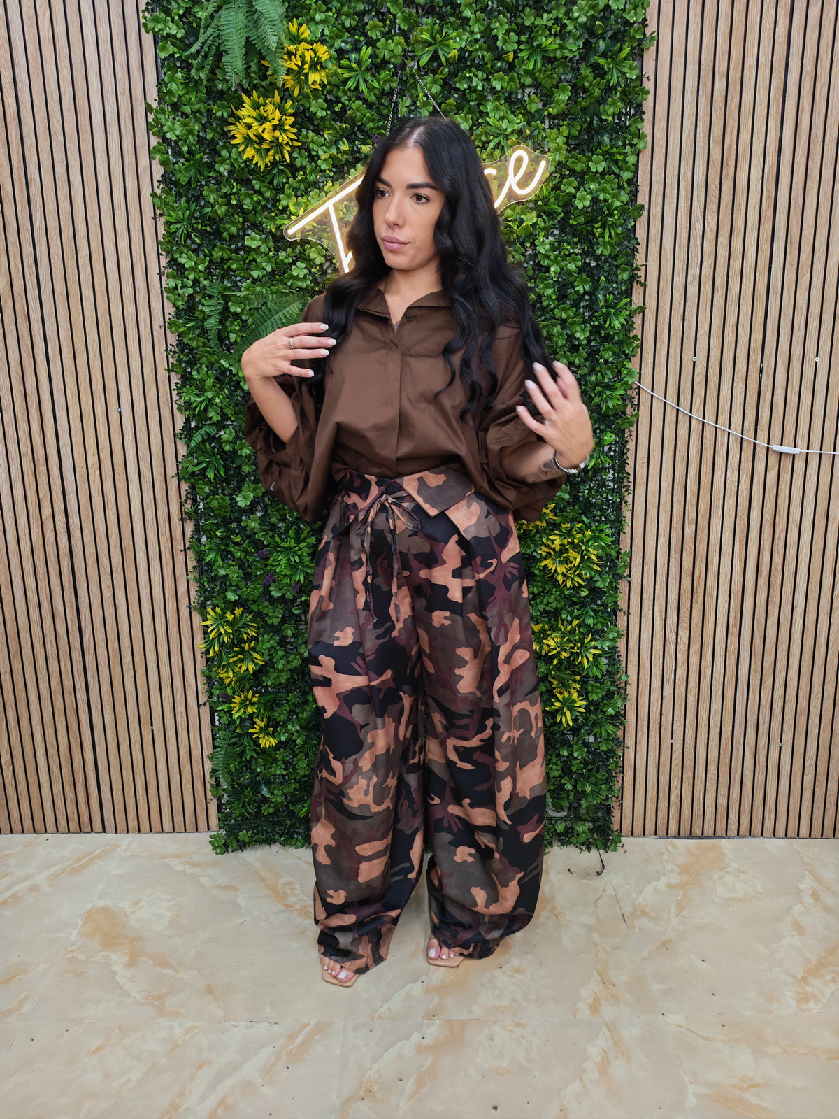 Pantalone Mimetico – Wide Leg a Vita Alta con Risvolto