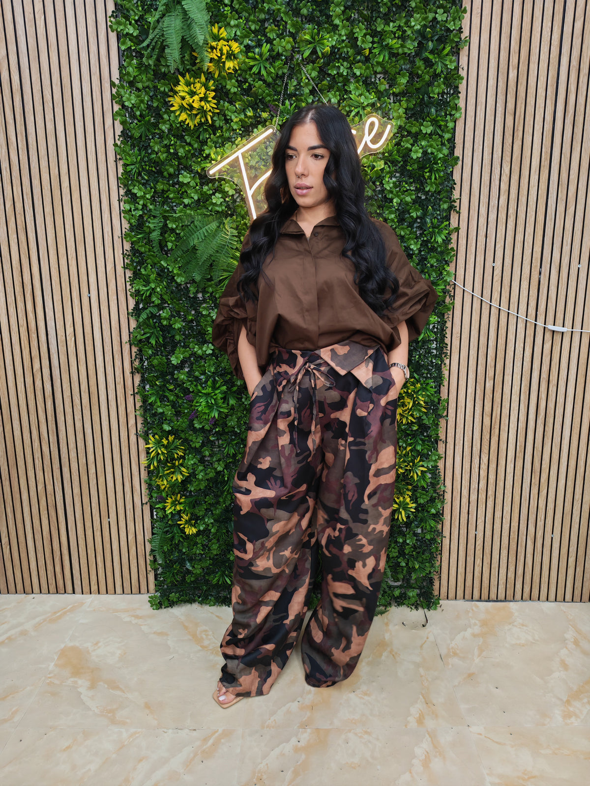 Pantalone Mimetico – Wide Leg a Vita Alta con Risvolto