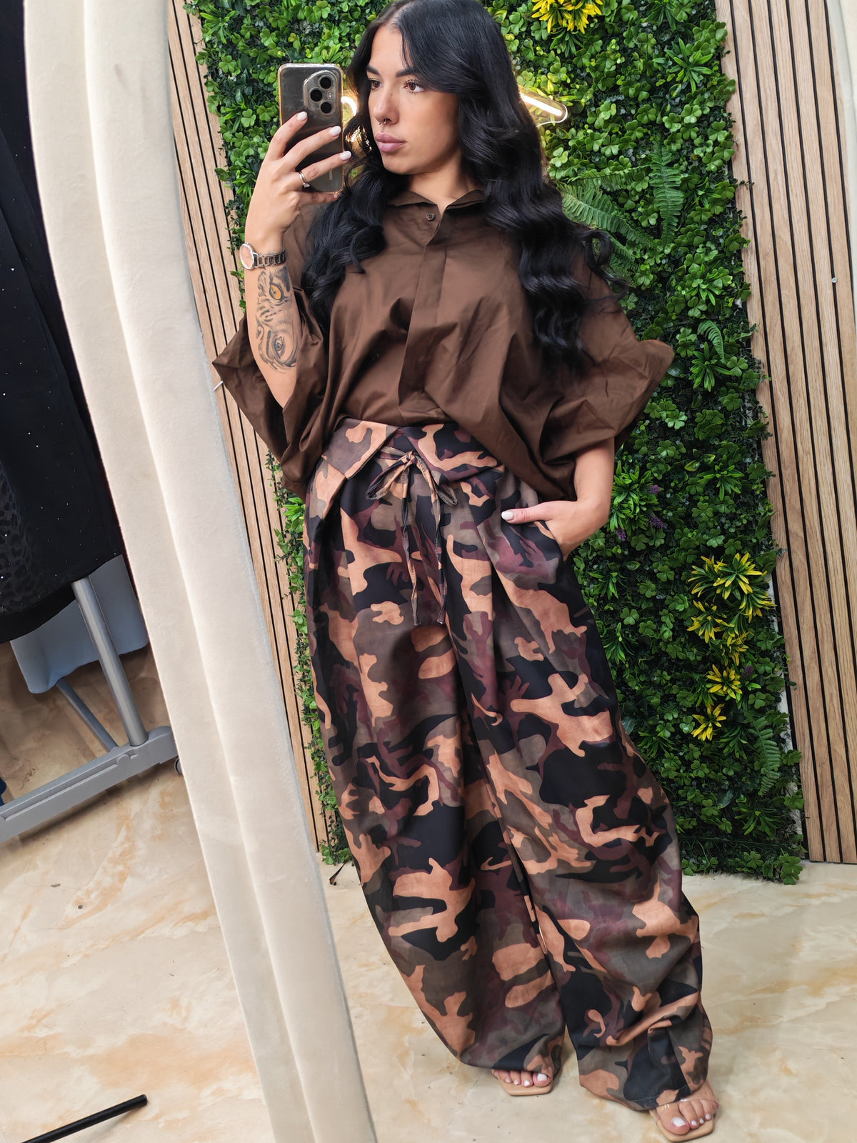 Pantalone Mimetico – Wide Leg a Vita Alta con Risvolto