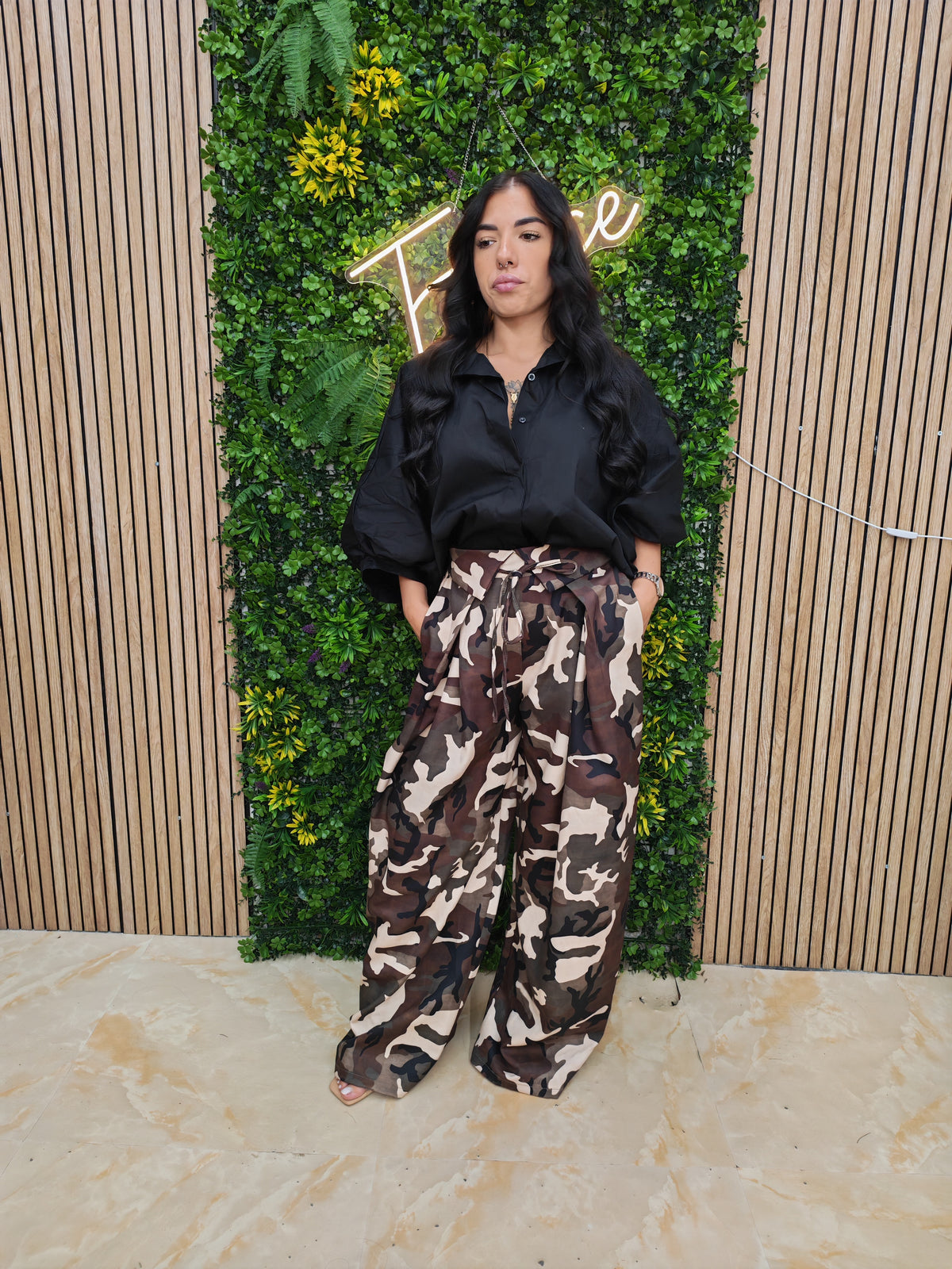 Pantalone Mimetico – Wide Leg a Vita Alta con Risvolto